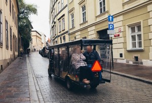 Melex na jednej z ulic w Krakowie