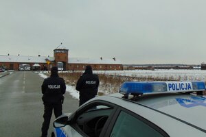 KPP Oświęcim Zabezpieczenie miasta podczas obchodów 76 rocznicy wyzwolenia 2021 policjanci przy Muzeum Auschwitz - Birkenau