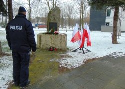 KPP Oświęcim Zabezpieczenie miasta podczas obchodów 76 rocznicy wyzwolenia 2021 policjanci przy Muzeum Auschwitz - Birkenau