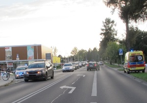 KPP Oświęcim. Wypadek drogowy potrącenie rowerzystki  (1) samochód na jezdni w tle galeria handlowa