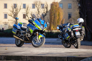 dwa policyjne motocykle