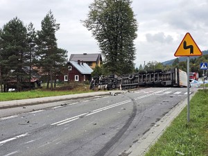 Łabowa - miejsce zdarzenia drogowego, na jezdni wywrócony samochód ciężarowy