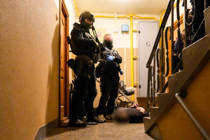 operator spkp oraz policjant operacyjny pilnują zatrzymanego