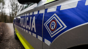 Drzwi radiowozu z literą R