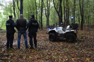 Policjanci z pozorantem oraz policyjny quad