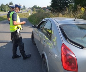 Policjanci Ruchu Drogowego badają trzeźwość kierującemu