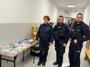 policjanci w czasie akcji profilaktycznej