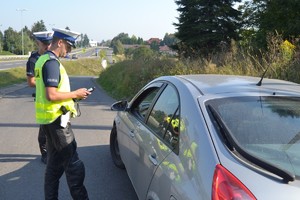 Policjanci Ruchu Drogowego badają trzeźwość kierującemu