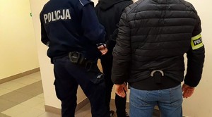 KPP Oświęcim. Przykład zatrzymany mężczyzna obok policjanci