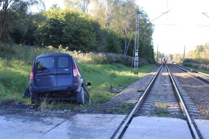 Kolizja na przejeździe kolejowym we Włosienicy (1) uszkodzony samochód obok torowiska