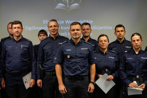 wycinek wspólnego zdjęcia komendanta z uczestnikami konkursu