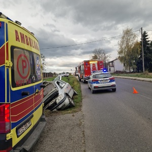 KPP Oświęcim. Jawiszowice kolizja opel w rowie na jezdni służby ratunkowe