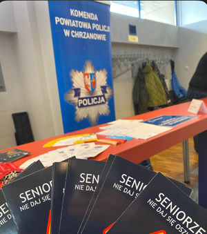 ulotki dla seniorów w tle rolap z napisem Komenda Powiatowa Policji w Chrzanowie