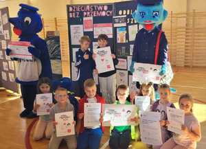 dzieci prezentuja plakaty dzieciństwo bez przemocy