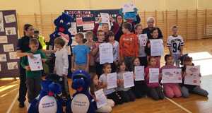 dzieci prezentuja plakaty kampanii dzieciństwo bez przemocy