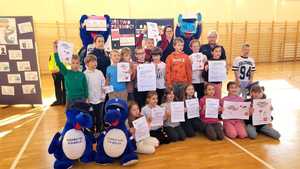 dzieci prezentuja plakaty kampanii dzieciństwo bez przemocy