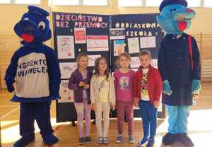 dzieci wraz z maskotkami