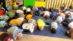 dzieci wykonuja pozycje obronną przed atakiem psa