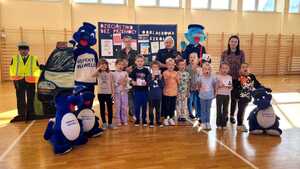 pamiatkowe zdjęcie uczestników z policjantami