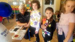 policjantak wykonuje odciski palców uczniom