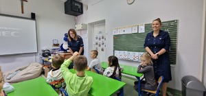 policjantka podczas pogadanki w klasie z uczniami
