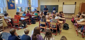policjantka podczas prelekcji z uczniami