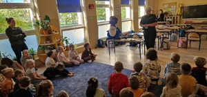 policjantka wraz z uczniami podczas pogadanki