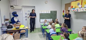 policjantka wraz z uczniami podczas prelekcji