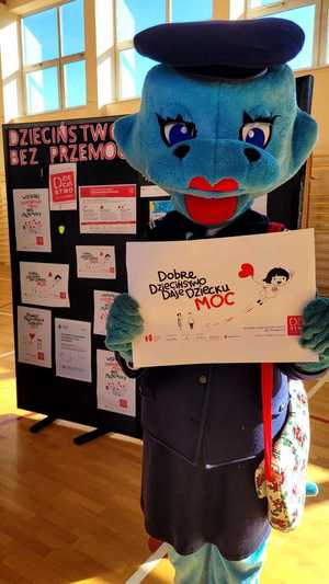 Polisia prezentuje plakat dzieciństwo bez przemocy