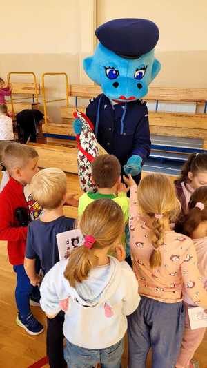 Polisia rozdaje odblaski dzieciom