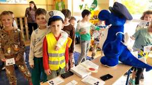 uczniowie  z maskotka policyjną