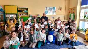 uczniowie wraz z policjantka na pamiątkowym zdjęciu