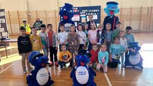 uczniowie wraz z policjantką