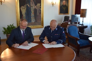 Komendant Miejski Policji w Krakowie i Rektor Uniwersytetu Rolniczego podpisuja porozumienie