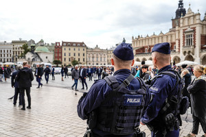 policjanci oddziału prewencji na rynku