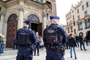 policjanci oddziału prewencji przed kościołem mariackim