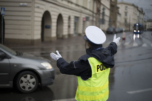 policjantka ruchu kieruje ruchem na skrzyżowaniu