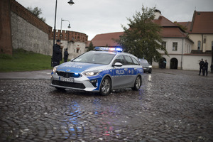 radiowóz pilotujący wjeżdża na wawel