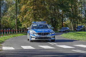 radiowóz pilotuje kolumnę z lotniska