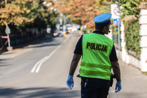 policjant ruchu drogowego na skrzyżowaniu