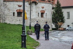 patrol policjantów oddziału prewencji przy zamku