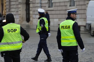 kilku policjantów ruchu drogowego