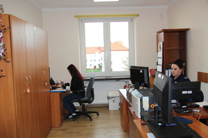 KPP Oświęcim. policjantka Zespołu ds. Nieletnich i Patologii oraz pracownica Policji  przy biurkach