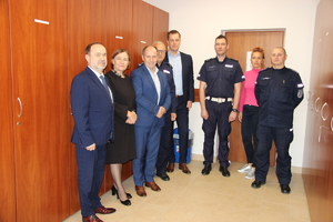 KPP Oświęcim. Przedstawiciele Starostwa Powiatowego i Gminy Oświęcim  oświęcimskiej w szatni dzielnicowych