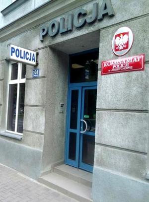 Drzwi wejściowe do komisariatu. Nad nimi napis Policja, po prawej stronie Godło Polski oraz tablica z napisem Komisariat Policji w Andrychowie, a po lewej - nazwa i numer ulicy oraz napis policja.