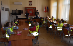 Prowadzący prelekcje policjanci oraz przedszkolaki