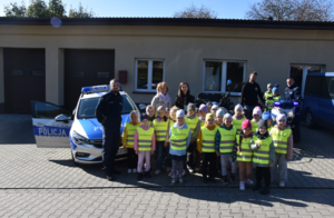Zdjęcie grupowe. Policjanci, uczniowie i wychowawcy