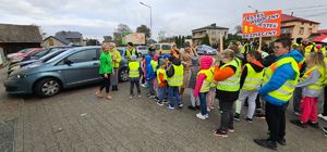 Uczniowie bioracy udział w akcji Odblaskowa Moda