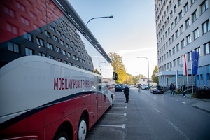 Naprzeciwko wejścia do Komendy Wojewódzkiej Policji w Krakowie znajduje się krwiobus z napisem „mobilny punkt poboru krwi”