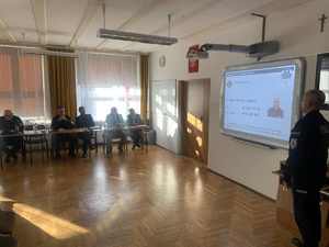 Prowadzący debatę przedstawia dzielnicowego